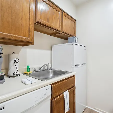 Cedarbrook Queen Suite 202